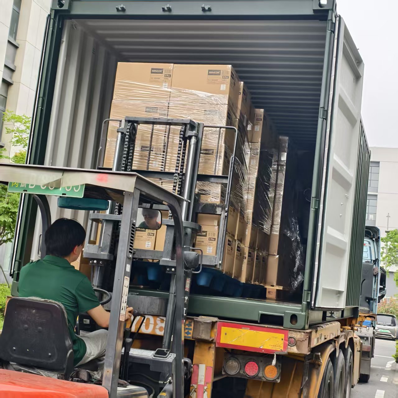 Hur säkerställer Professional Coffee Machine Factory säker och i tid containerleverans för globala köpare?